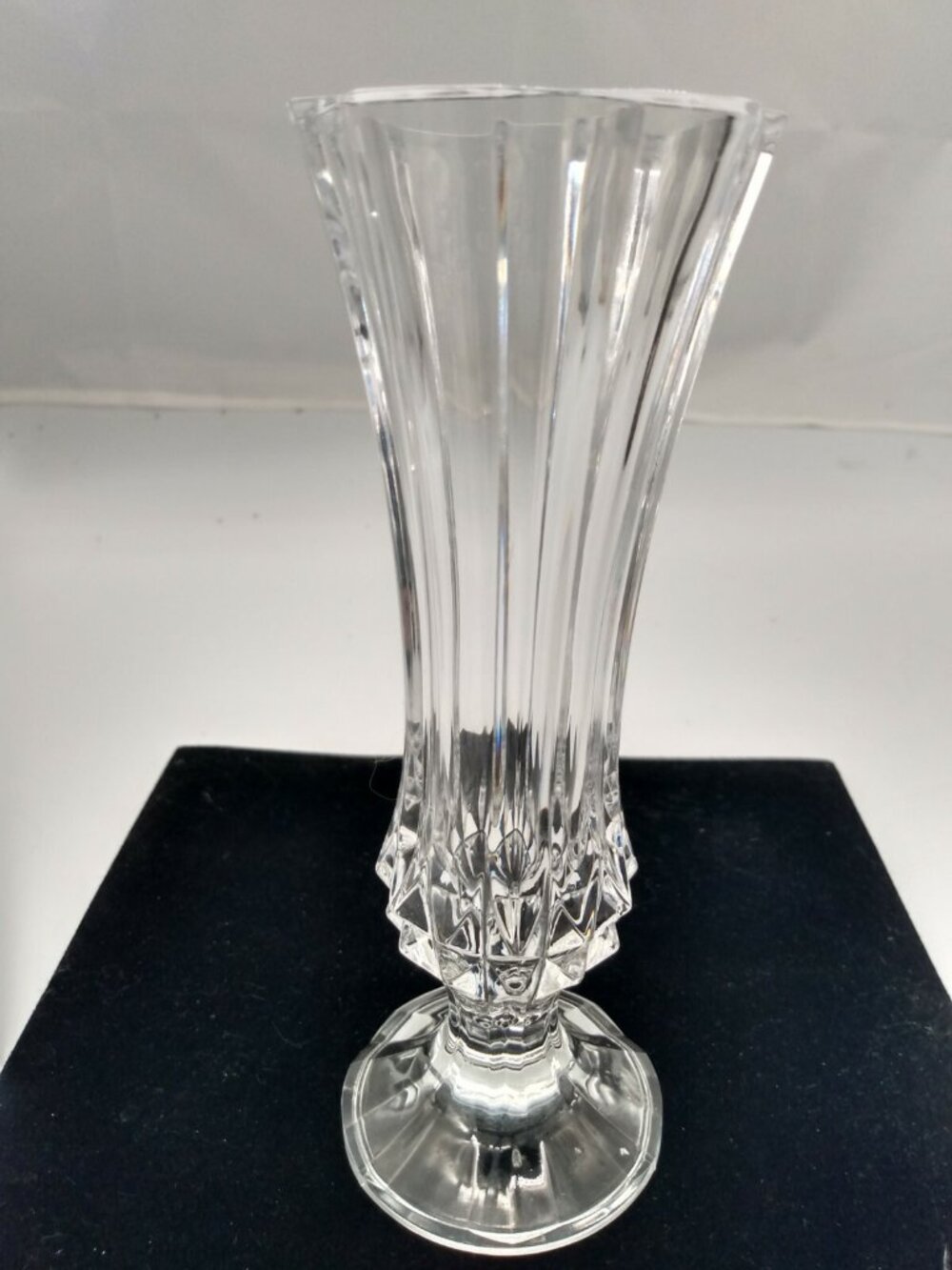 Fine Crystal Glass Vase Fluted rib design 6 3/4" Tall - Elegant